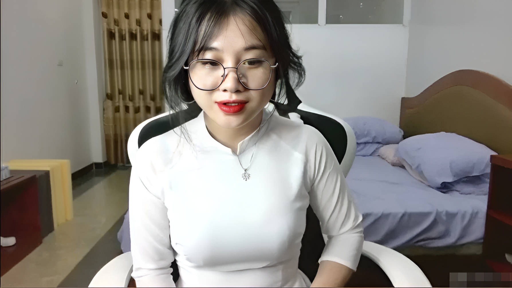 Anna Bear baru saja kembali dari sekolah